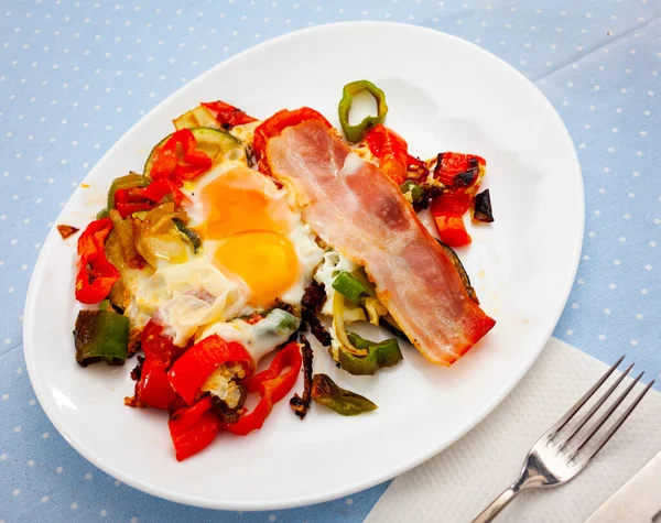 Huevos fritos con tomate, pimienta, tocino para el desayuno —  Fotos de Stock