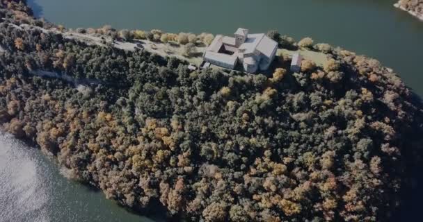 Vista aérea del monasterio benedictino de Sant Pere de Casserres sobre el río Ter en otoño — Vídeo de stock