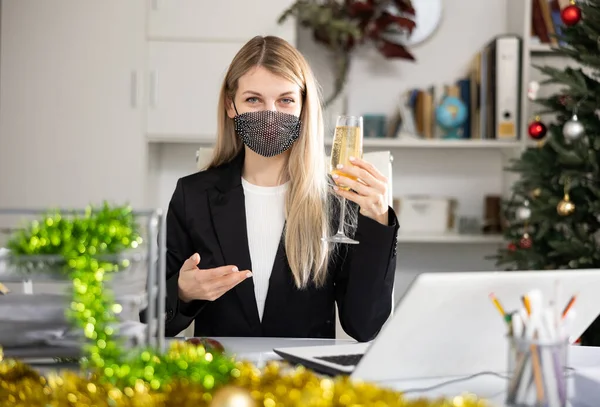 Mujer enmascarada con champán celebrando el Año Nuevo —  Fotos de Stock