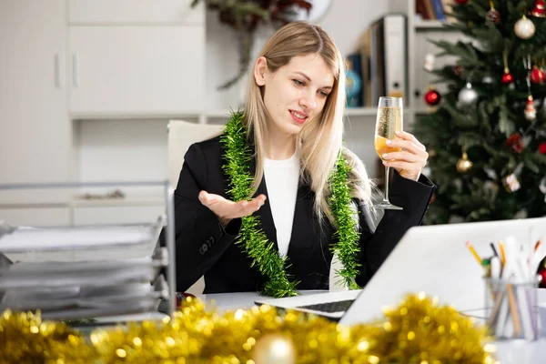 Mulher fazendo videochamada no escritório durante o Natal — Fotografia de Stock