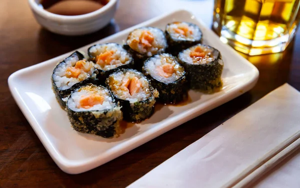 Rollos de maki fritos con salmón servido salsa de soja, cocina japonesa —  Fotos de Stock