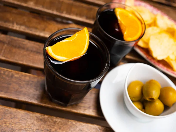 Vermouth avec tapas, apéritif espagnol populaire — Photo