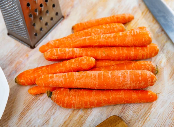Cenouras frescas não cozidas lavadas — Fotografia de Stock