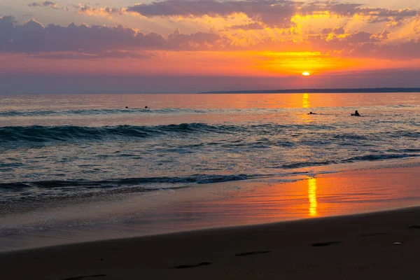 Nyári napos óceáni hullámok és naplemente színes tónusokkal — Stock Fotó