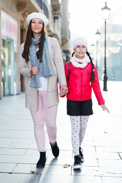 Paar toeristen meisje en vrouw lopen — Stockfoto