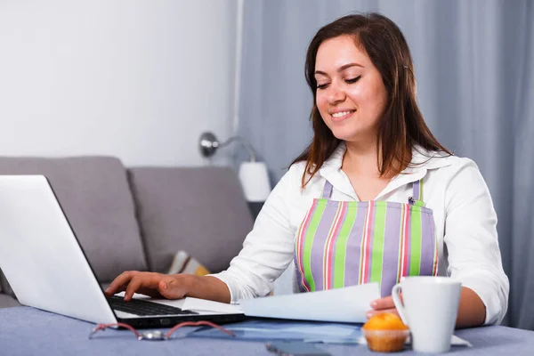 Huisvrouw op zoek naar recepten — Stockfoto