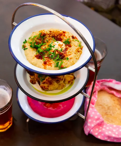 Appetizer set Mezze trio van polenta, rode biet hummus en gebakken bloemkool — Stockfoto