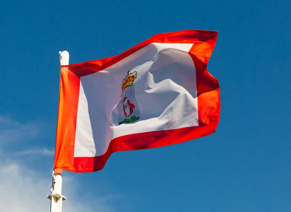 Bandera nacional de Gijón en asta de bandera sobre el cielo, Asturias, España — Foto de Stock