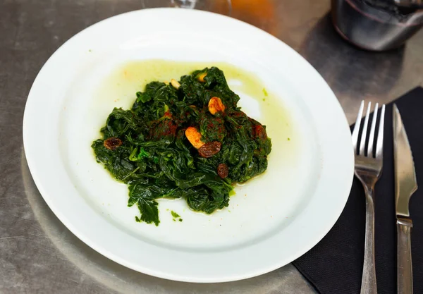 加泰罗尼亚菠菜放在桌上 — 图库照片