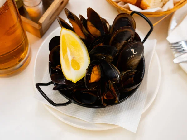 Moule vapeur servie avec du citron — Photo