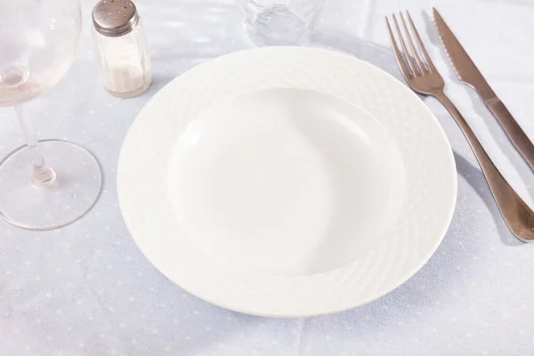 Κενό κεραμικό πιάτο με ασημικά στο τραπέζι — Φωτογραφία Αρχείου