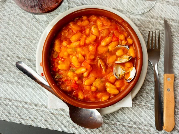 Stewed white beans with clams, spanish cuisine — Stock Photo, Image