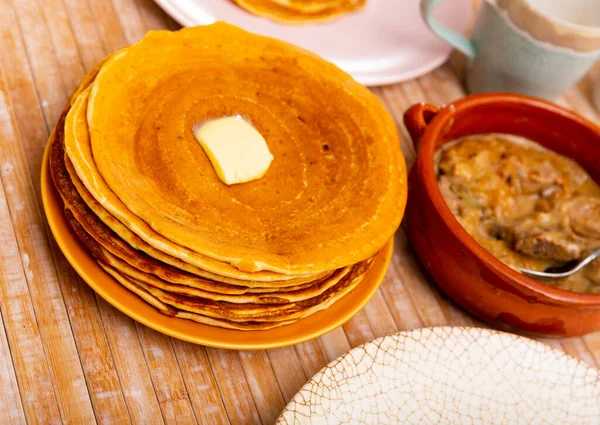 Pancakes with meat and vegetables stew machanka — Stock Photo, Image