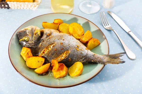 Gebackenes Dorado mit Kartoffeln auf Teller — Stockfoto