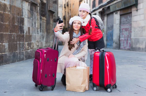 Frau und Kind in der Mitte machen Selfie — Stockfoto