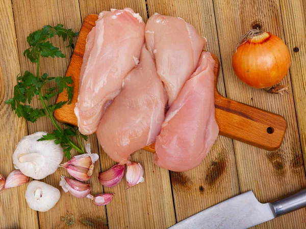 Filé de peito de frango cru pronto para cozinhar — Fotografia de Stock