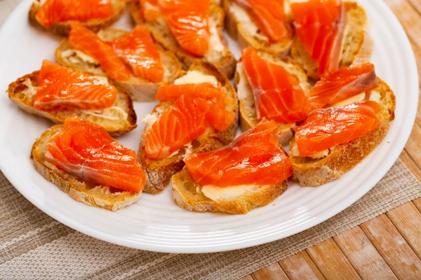 Sanduíches com filé de salmão fresco — Fotografia de Stock