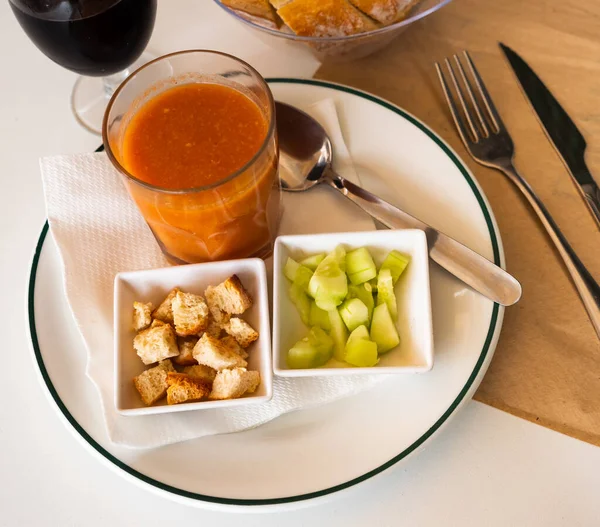 Zupa pomidorowa Gazpacho - tradycyjne danie kuchni hiszpańskiej zbliżenie — Zdjęcie stockowe