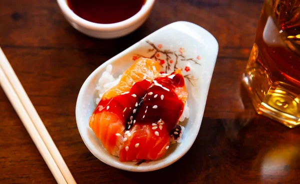 Chirashizushi con arroz y salmón — Foto de Stock