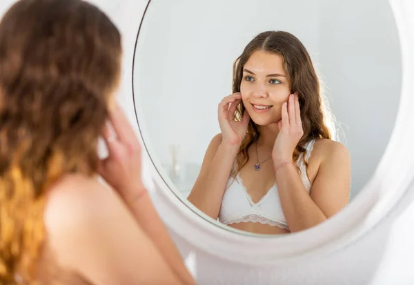 Potret wanita muda seksi dalam lingerie menggunakan cermin — Stok Foto