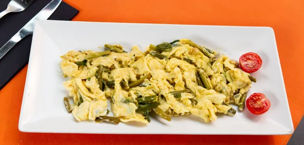 Uova strapazzate con aglio, gamberetti e asparagi — Foto Stock
