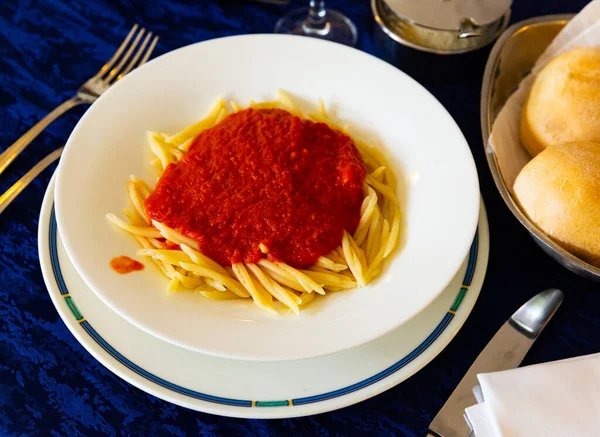 Trofie al pomodoro - domates soslu spagetti. — Stok fotoğraf