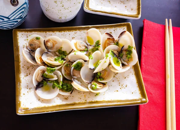 Japanese sake steamed clams with ginger and green onions — Stock Photo, Image