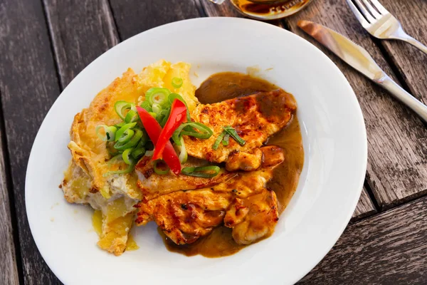 Chicken slices with baked potato — Stock Photo, Image