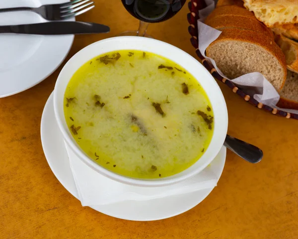 Polévka čikhirtma s masem a bylinkami v misce. Chikhirtma gruzínské jídlo — Stock fotografie