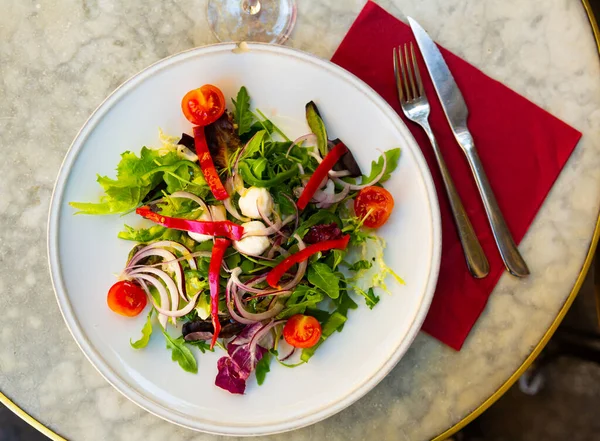 ミニモッツァレラパールと新鮮な野菜サラダ — ストック写真