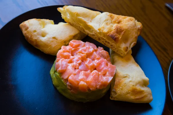 Тарілка з лососем з гуакамоле — стокове фото