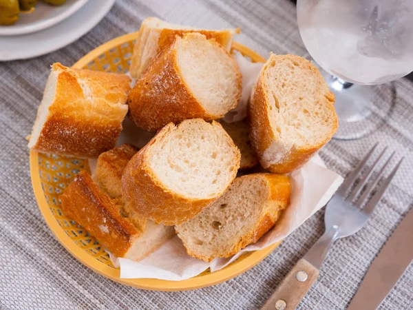 Baguette francese affettata sul piatto nel ristorante — Foto Stock