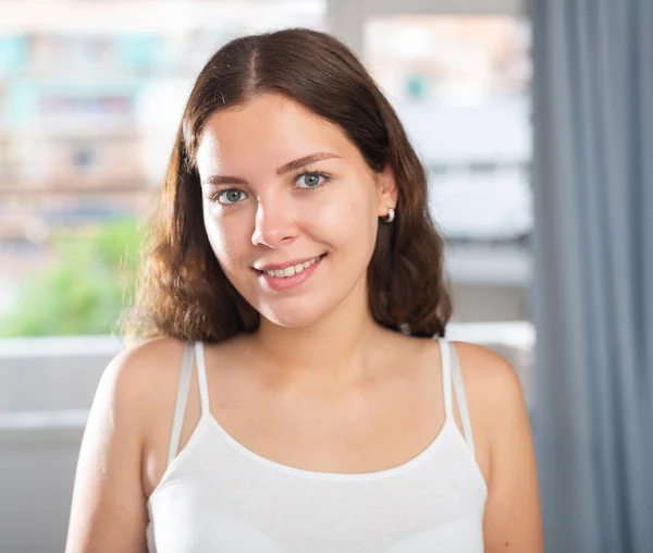 Lächelnde junge Hausfrau posiert zu Hause — Stockfoto