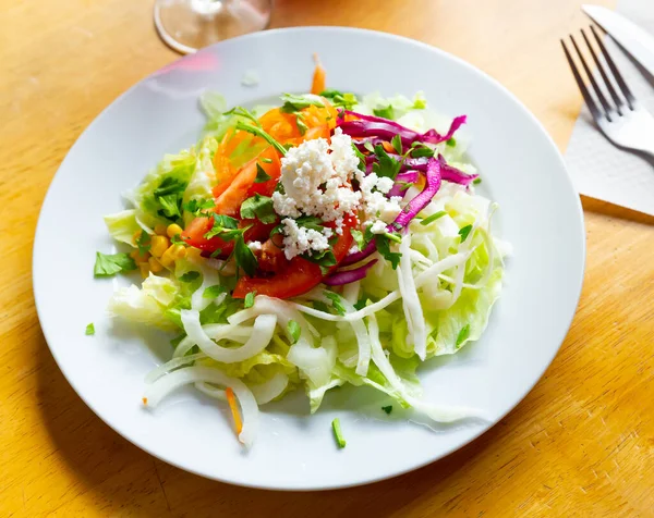 Традиционный чобанский салат — стоковое фото