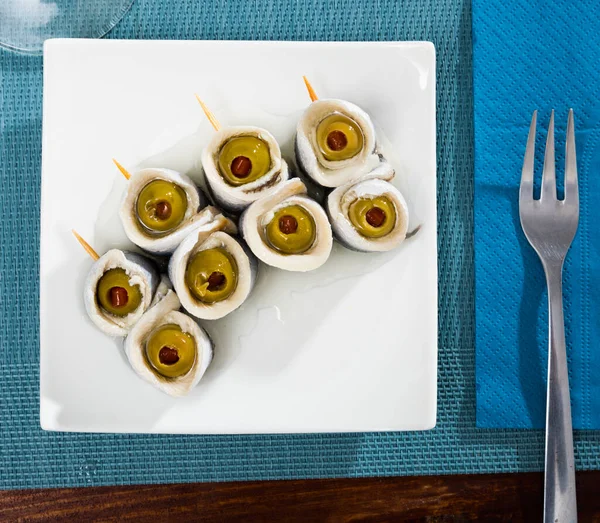 Delicious herring rolls with olives — Stock Photo, Image