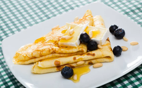 Crepes with brie and honey — Stock Photo, Image
