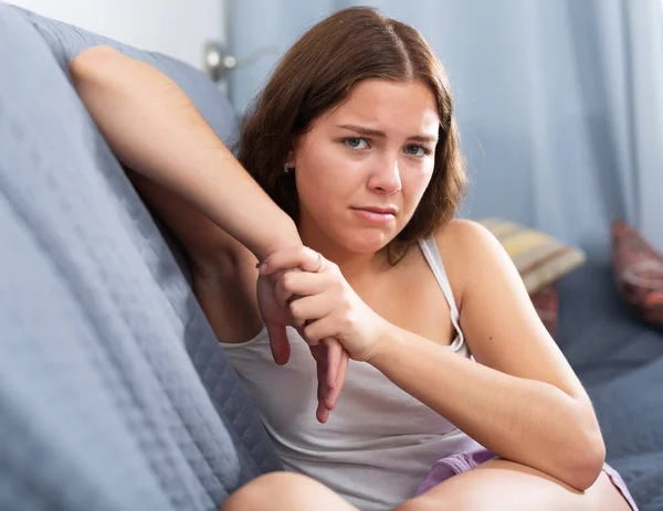 집에서 소파에 앉아 있는 우울증에 걸린 젊은 여자 — 스톡 사진