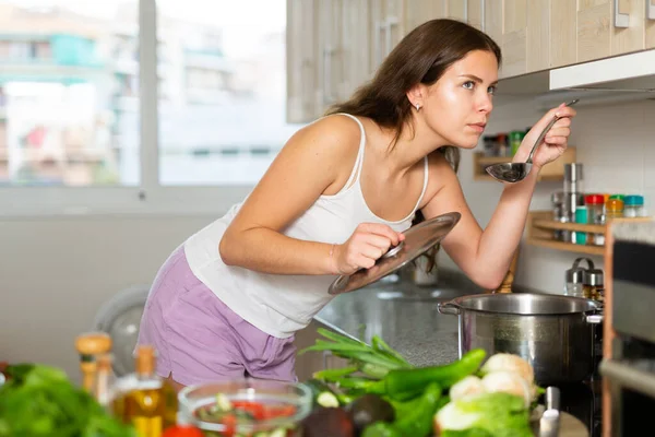 Portrait de jeune femme cuisinant à la maison — Photo