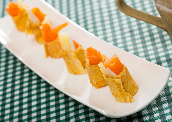 Pfannkuchenbrötchen mit Lachs auf einem Teller — Stockfoto