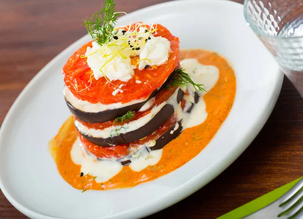 Tranches d'aubergine et de tomate grillées — Photo