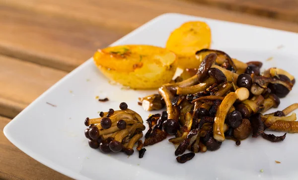 Tasty cooked fried young potatoes with fried shitake mushrooms — Stock Photo, Image