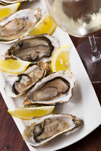 Åpnede rå østers med sitron – stockfoto
