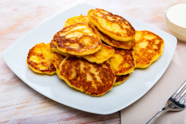 Cottage cheese pancakes, russian cuisine — Stock Photo, Image