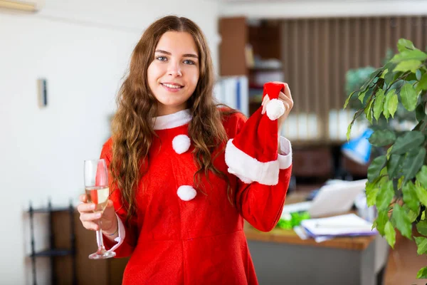 Noel Baba gibi giyinmiş mutlu bir kız ofiste Noel 'i kutluyor. — Stok fotoğraf