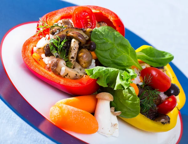 Köstliche gefüllte Paprika mit Pilzen, Reis, Sesam und Gemüse — Stockfoto