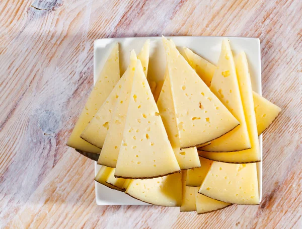 Fatia apetitosa de queijo semi-duro — Fotografia de Stock