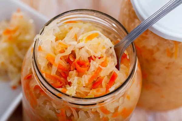 Geleneksel Rus lahana turşulu cam kavanoz. — Stok fotoğraf