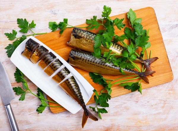 Nakrájené chutné uzené makrely s petrželkou detailní up — Stock fotografie