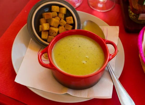 Vegetable cream soup with croutons — Stock Photo, Image
