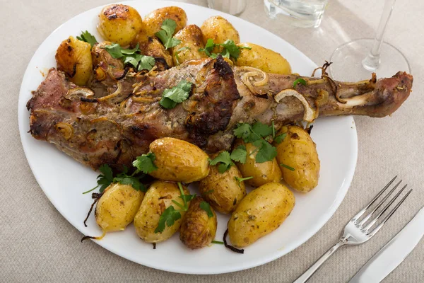 Hombro de cordero al horno con papas nuevas —  Fotos de Stock